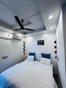 Postel nebo postele na pokoji v ubytování RR Stay & Cafe + 5 fotografií