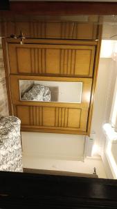 ein Schlafzimmer mit einem Bett und einem Holzschrank in der Unterkunft كمبوند وصال ريزيدنس أمام مدينتي in Madīnat ash Shurūq + 8 Fotos