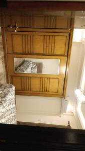 ein Schlafzimmer mit einem Bett und einem Holzschrank in der Unterkunft كمبوند وصال ريزيدنس أمام مدينتي in Madīnat ash Shurūq