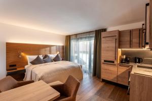 Ένα ή περισσότερα κρεβάτια σε δωμάτιο στο AlpenParks Hotel & Apartment Taxacher +53 φωτογραφίες
