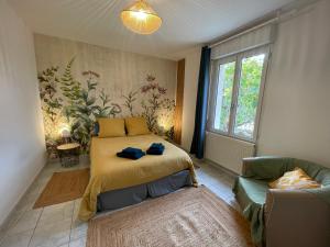 Saint-Barthélemy-de-ValsDomaine des Roches qui Dansent的带床和沙发的卧室