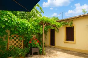 a building with a bunch of plants and flowers at Le Petit Chalet in Vitry-sur-Seine