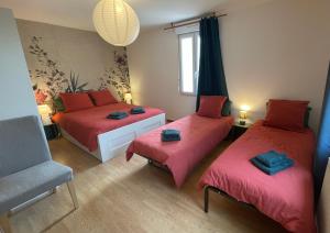 Saint-Barthélemy-de-ValsDomaine des Roches qui Dansent的一间设有两张床、一张沙发和一把椅子的房间 更多25张照片