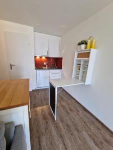 eine Küche mit einem weißen Tisch in einem Zimmer in der Unterkunft Fortuna 8 by Arosa Holiday in Arosa