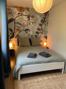 Saint-Barthélemy-de-ValsDomaine des Roches qui Dansent的卧室配有一张挂在墙上的树壁床。