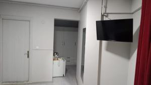 TV a/nebo společenská místnost v ubytování YAŞAM HOTEL
