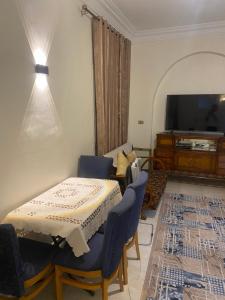 TV a/nebo společenská místnost v ubytování Tut Apartment