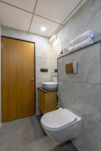 Ένα μπάνιο στο hotel monville akota