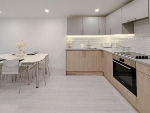 Køkken eller tekøkken på St Faiths - City Centre Apartment + 26 billeder