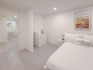 En eller flere senge i et værelse på St Faiths - City Centre Apartment