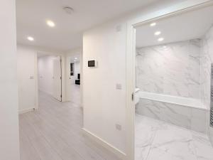 Et badeværelse på St Faiths - City Centre Apartment