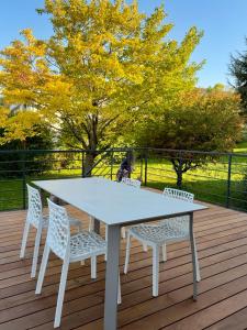 ein weißer Tisch und Stühle auf einer Terrasse in der Unterkunft L'aurore des Volcans in Romagnat