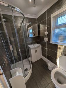 a bathroom with a shower and a toilet at Lazy Dayz, Chalet 179, Hemsby - Two bed chalet, sleeps 4, pet free, close to beach in Hemsby