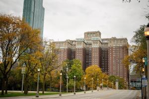 un grand bâtiment avec une rue en face dans l'établissement Hilton Chicago, à Chicago