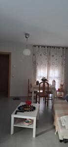 a living room with a table and some chairs at COMODIDADe in Colmenar Viejo