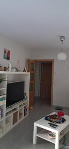 a living room with a tv and a coffee table at COMODIDADe in Colmenar Viejo