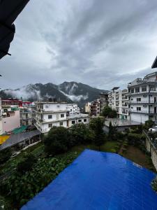 Nespecifikovaný výhled na hory nebo výhled na hory při pohledu z hotelu