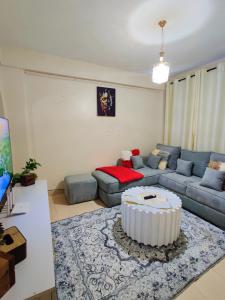 un salon avec un canapé et une table dans l'établissement Reigns cozy corner, à Eldoret 29 autres photos