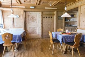 a dining room with a table and chairs at Hotel Pensione Veneranda in Corvara in Badia