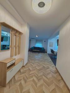ein großes Wohnzimmer mit Couch und Tisch in der Unterkunft Apartament Draganovi 8B in Kasanlak
