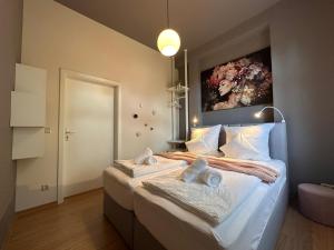 Postel nebo postele na pokoji v ubytování Studio Alte Mädchenschule, Sauna, 6 Personen, Hund, am Saurierpark, Boxsprinbetten, gratis Kaffee und Tee, Minibar