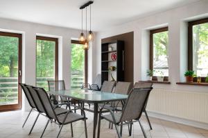 Fotografie z fotogalerie ubytování Golden Villas - Cozy Family Villa with Garden & Sauna, Konstancin v destinaci Konstancin-Jeziorna