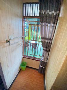 Habitación vacía con ventana y puerta en Explore Jungle Trek Guesthouse & Transport, en Bukit Lawang 29 fotos más