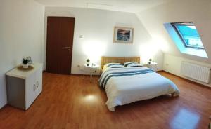 RiedwihrにあるVilla au calme avec piscine et jacuzziの大きなベッドと窓のある寝室 +10枚の写真