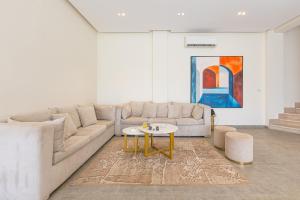 Χώρος καθιστικού στο Golden 4BR Pool Villa by Travelholic