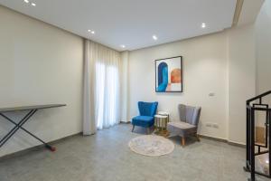 Χώρος καθιστικού στο Golden 4BR Pool Villa by Travelholic