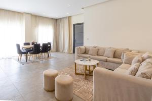 un salon avec un canapé et une table dans l'établissement Golden 4BR Pool Villa by Travelholic, au Caire
