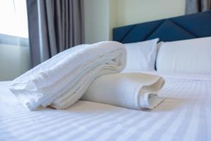 Postel nebo postele na pokoji v ubytování CasaNova Airport Suites