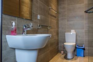 Koupelna v ubytování CasaNova Airport Suites