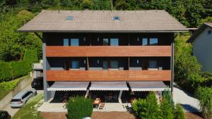 an aerial view of a house with a roof at Annies Bergwelt Haus Waldliebe in Bodenmais