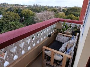 Un balcón con vista a una ciudad en Enkan Naserian, en Kilifi