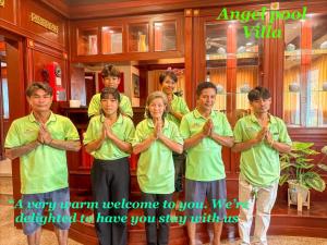 Un grupo de personas rezando en una habitación. en Angel Pool Villa Phuket - SHA Extra Plus, en Phuket 266 fotos más