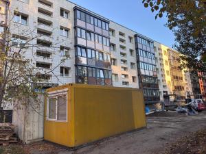een gebouw met een gele doos ervoor bij Welcome Centre Apartaments in Klaipėda