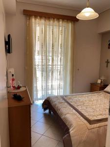 a bedroom with a large bed and a window at Cozy apartment in the heart of Tripoli! in Tripolis