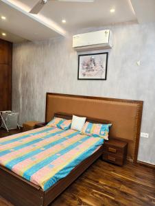 En eller flere senge i et værelse på Riyansh villa