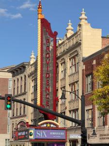 un panneau de théâtre devant un bâtiment avec un feu de circulation dans l'établissement Downtown 3B2B Apt with full kitchen, Sleeps 6,Near PPAC & Dining, à Providence