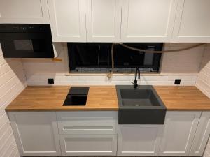 a kitchen with a sink and a microwave at Witam Karpacz 2 in Karpacz