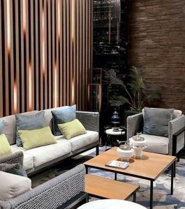 a living room with couches and a coffee table at One Euphoria Prime Suite Hotel Angeles city in Malabañas