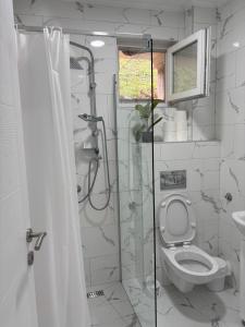 Ένα μπάνιο στο Apartman Tea