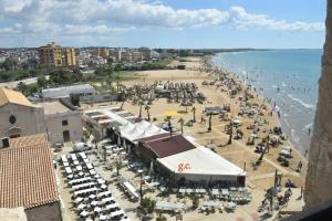 an aerial view of a beach with a crowd of people at Pozzallo sole mare in Pozzallo