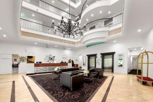 a lobby with a chandelier and a waiting room at Cosmo Apartment Hotel in Brisbane