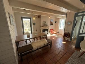 ein Wohnzimmer mit Tisch und Couch in der Unterkunft Maison de la Beureliere in Sainte-Marie-de-Ré