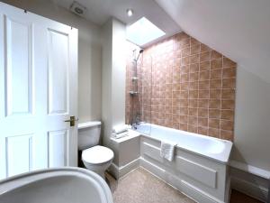 ウィンザーにある31b St Leonards Road - 2 bed with balconyの浴槽、トイレ、洗面台を備えたバスルーム +10枚の写真