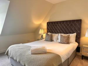 ウィンザーにある31b St Leonards Road - 2 bed with balconyの大きなヘッドボード付きの大きなベッドのある寝室