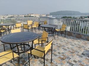 乌代浦MAYA'S MANOR - A Luxury Lake View Boutique Hotel的阳台上的一组桌椅