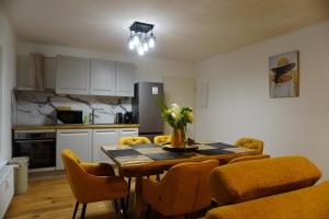 アンクラムにあるModern Comfort Apartment in Anklam - Central Locationのキッチンにテーブルと椅子がある